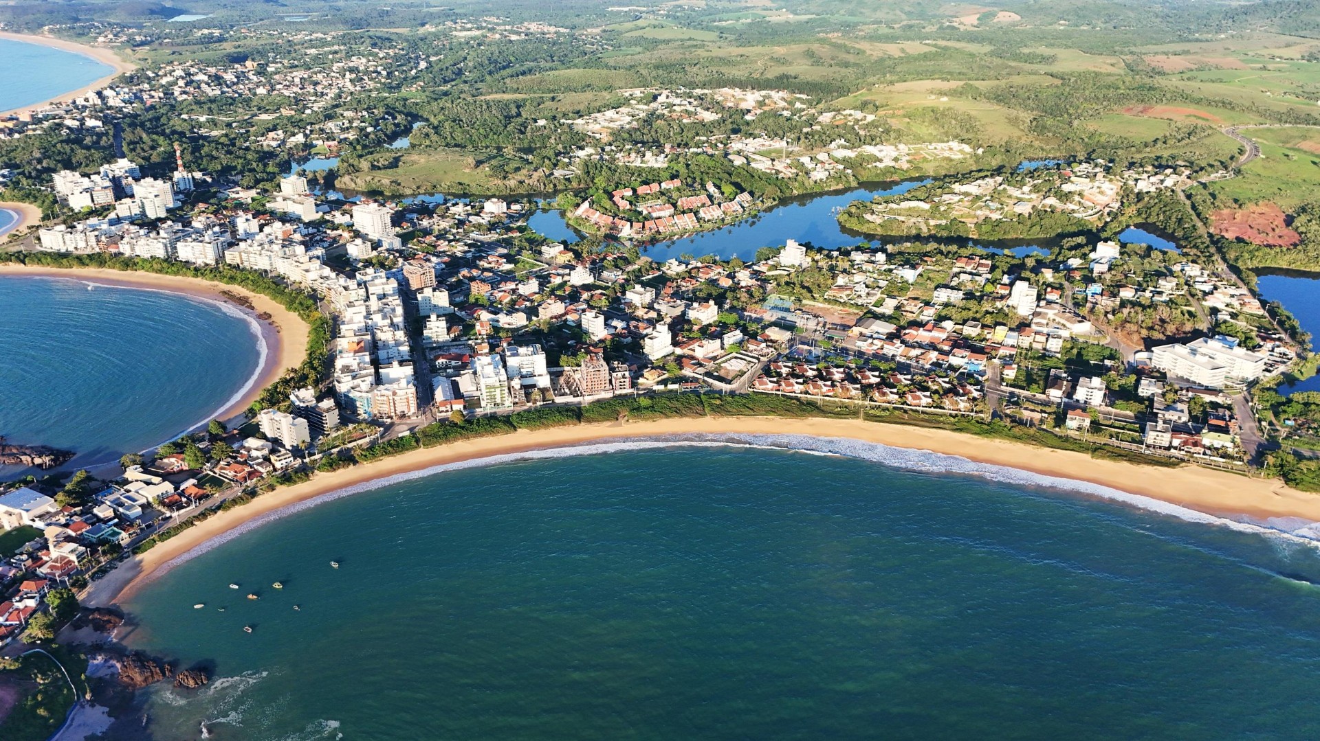 Vista aérea ampliada de Guarapari com lagoas e praias